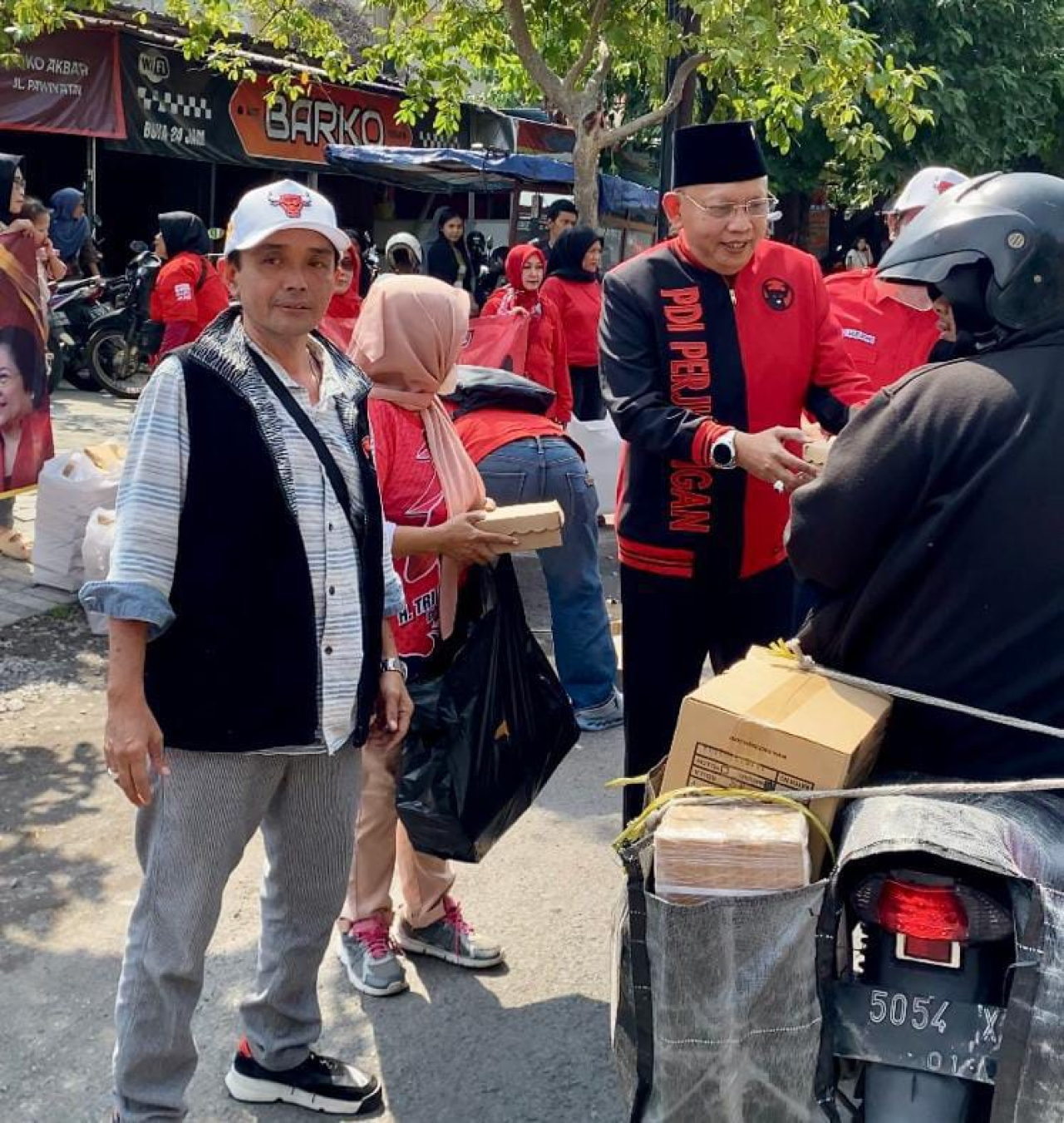 PAC PDIP Bubutan membagikan ratusan nasi kotak kepada warga yang melintas di Jalan Pawiyatan, Surabaya