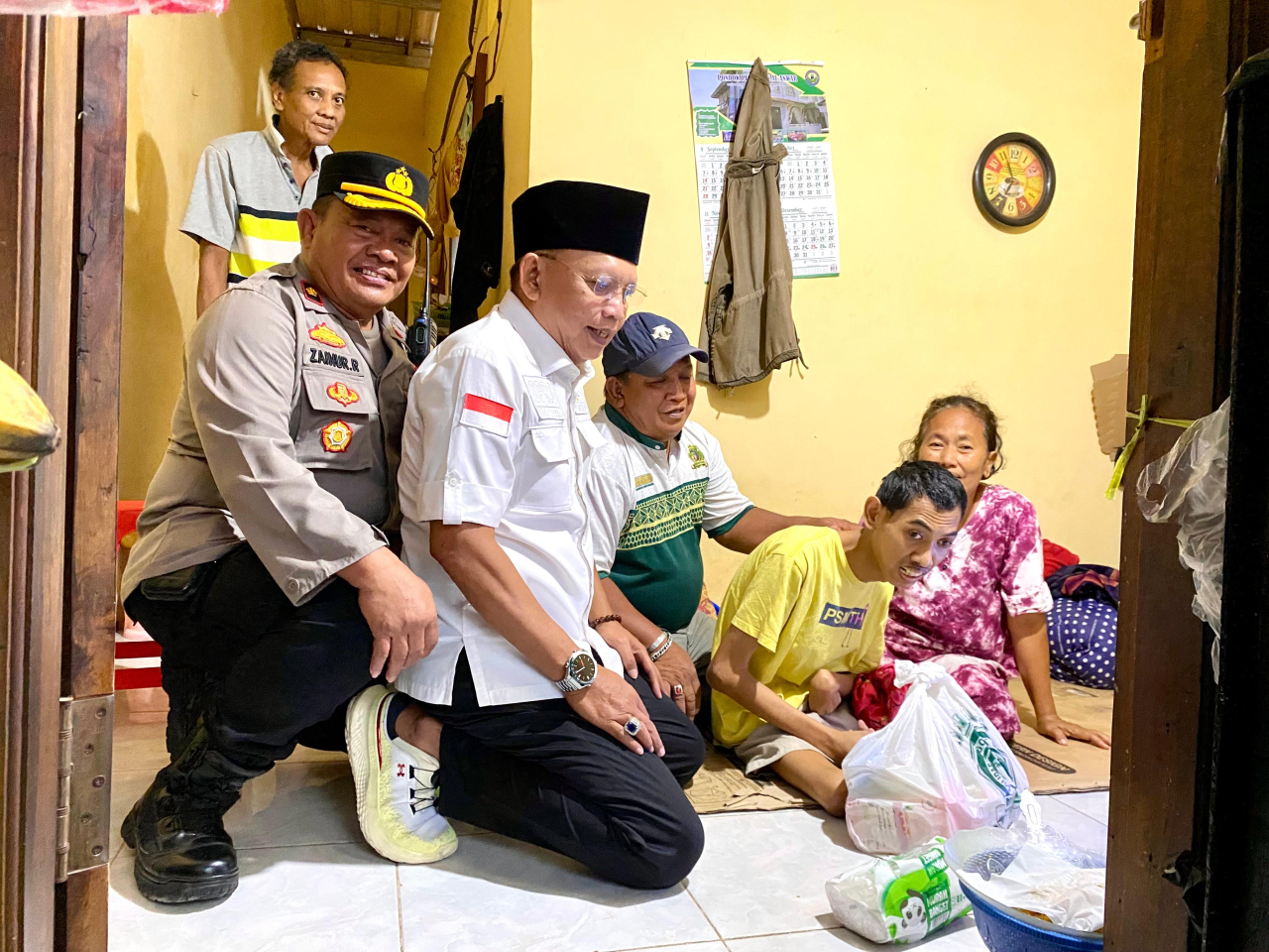 Anggota DPRD Kota Surabaya dari Fraksi PDI Perjuangan, Tri Didik Adiono mengunjungi warga disabilitas di wilayah Tambak Rejo, Kecamatan Simokerto