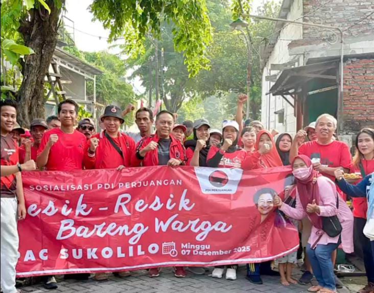 PAC PDI Perjuangan Sukolilo menggelar kegiatan resik-resik atau kerja bakti bersama warga di kawasan Semolowaru