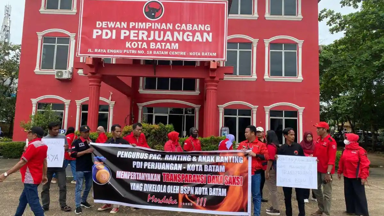 Kader PDI Perjuangan Gelar Demo, Datangi Kantor DPC Batam, Tuntut Transparansi