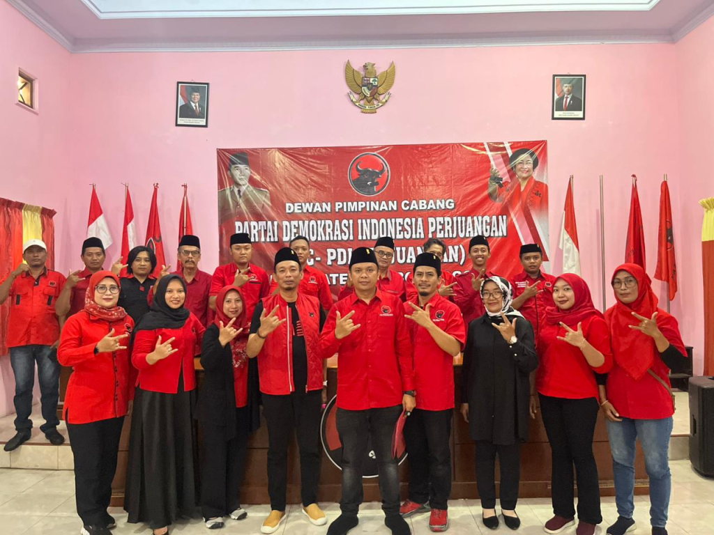 Kader PDI Perjuangan Kabupaten Probolinggo saat melakukan sesi foto bersama