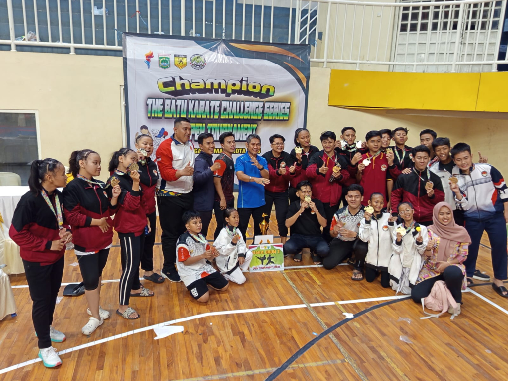Keluarga Sabuk Hitam (KSH) Rungkut Tengah menorehkan prestasi di ajang The Batu Karate Challenge Series 2025