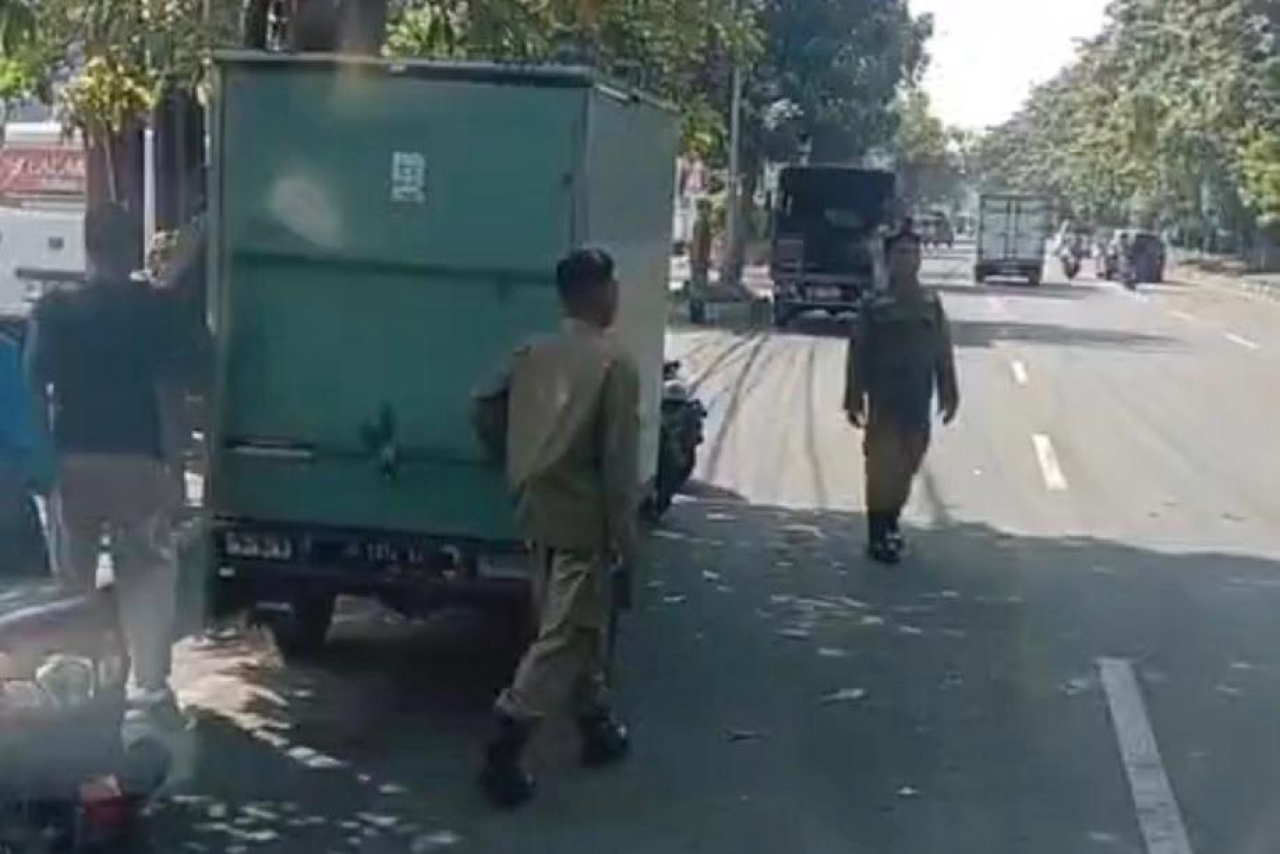 Tangkapan layar video oknum Satpol PP Surabaya yang diduga main pungli