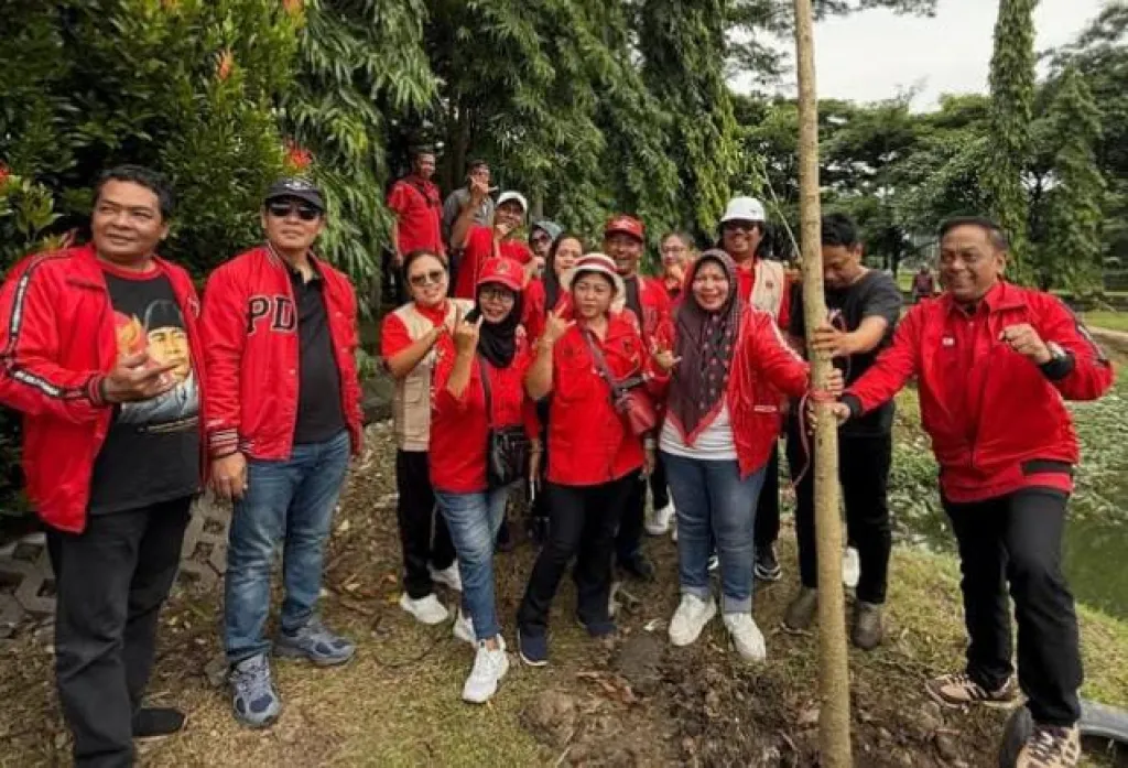 DPC PDIP Surabaya Gelar Aksi Tanam Pohon di Kawasan Danau Unesa, Armuji Beri Pesan Menyentuh