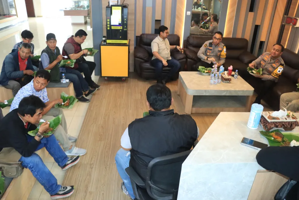 Cangkruk Bareng Awak Media, Kapolres Gresik Tekankan Pentingnya Informasi Akurat