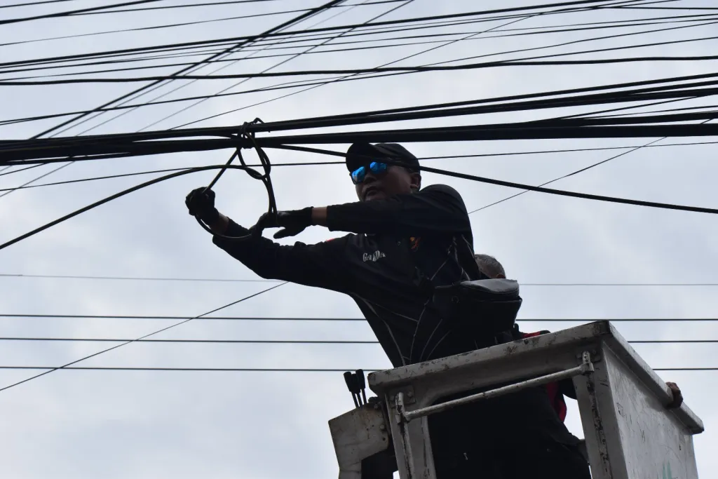 Sasar Tiga Ruas Jalan, Satpol PP Surabaya Tertibkan 45 Tiang Fiber Optik Tak Berizin