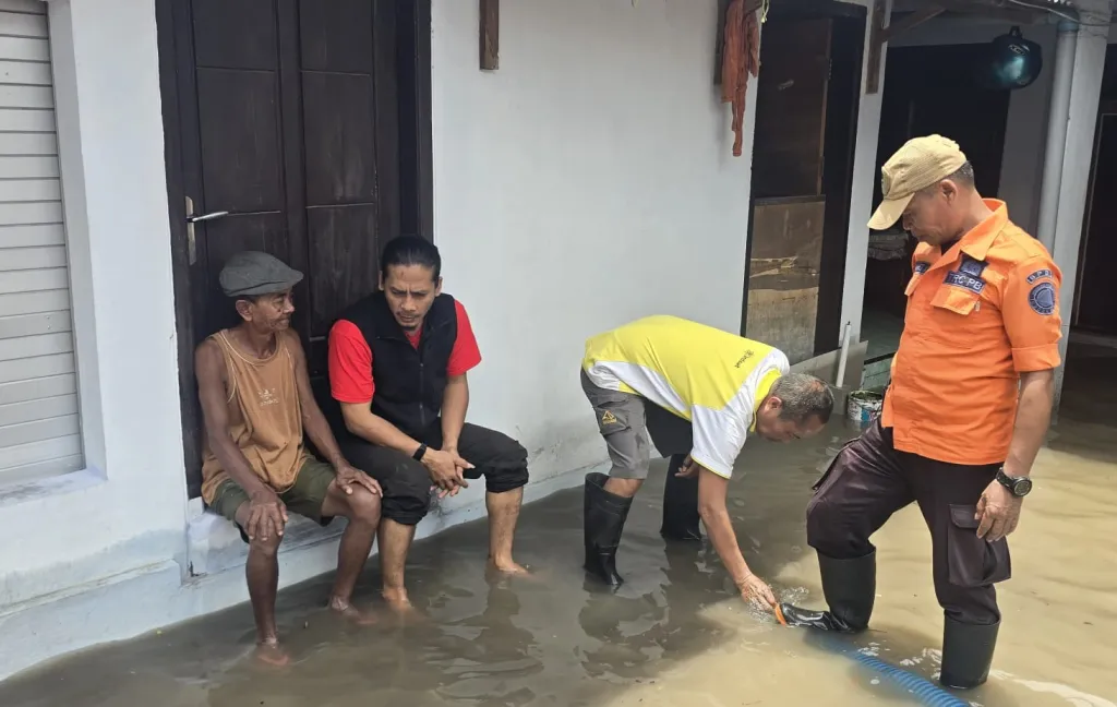 Kunjungi Lokasi Banjir di Probolinggo, Cak Dayat Pastikan Lima Mesin Pompa Bisa Sedot Air 