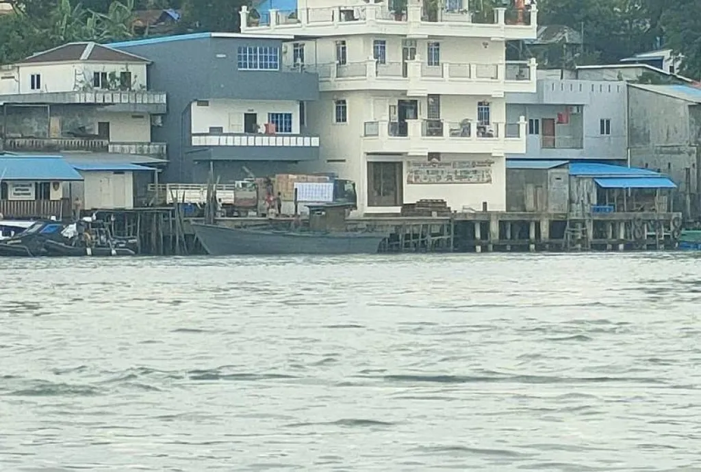 Baca juga : Pelabuhan Jali di Gentong Dulu Disegel Polisi Kini Normal