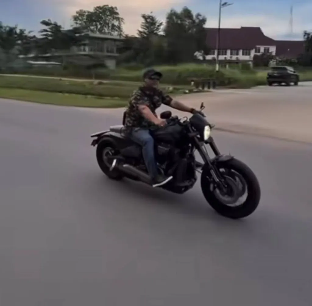Viral! Ketua DPRD Kepri Iman Sutiawan Terciduk Kendarai Moge Tanpa Helm di Jalanan Batam