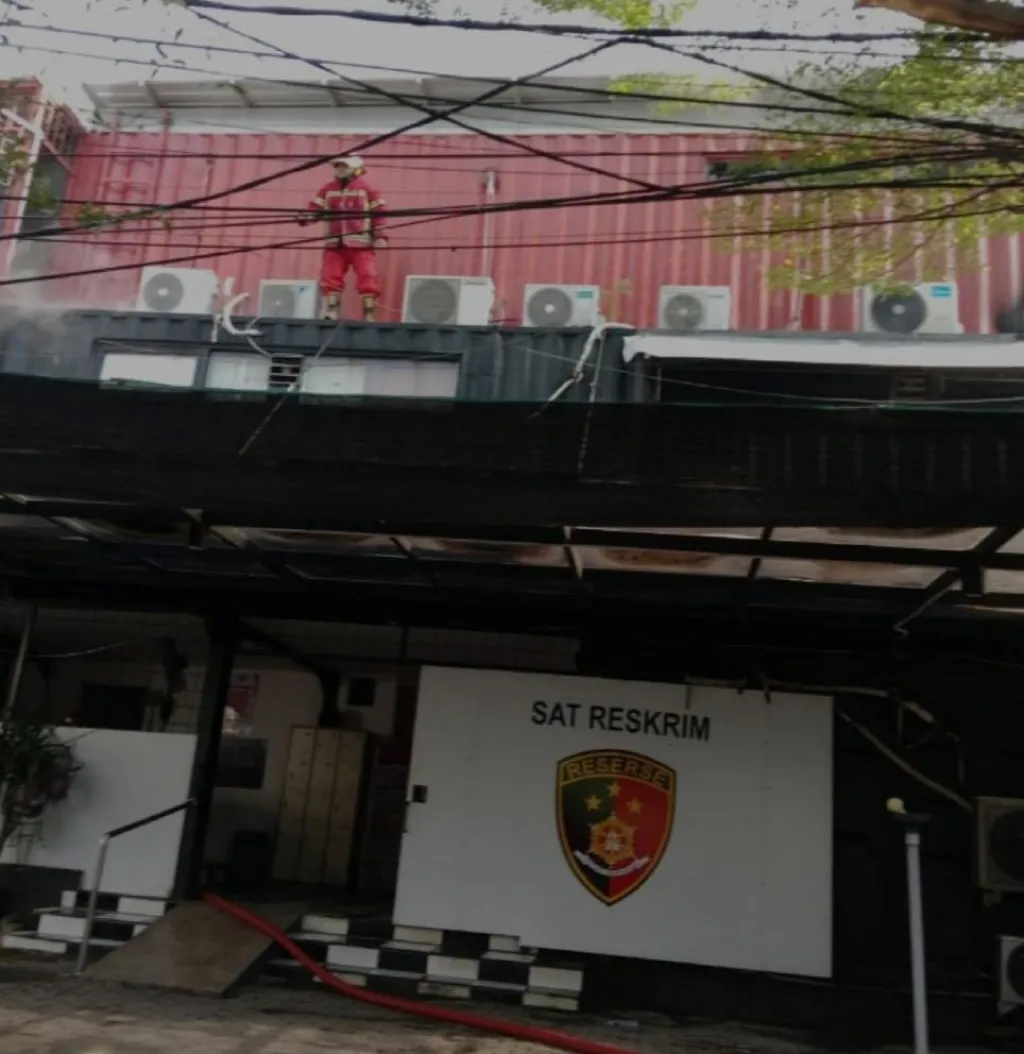 Gerak Cepat Petugas Padamkan Api di Mapolres Pelabuhan Tanjung Perak, Pelayanan Masyarakat Dipastikan Tetap Normal