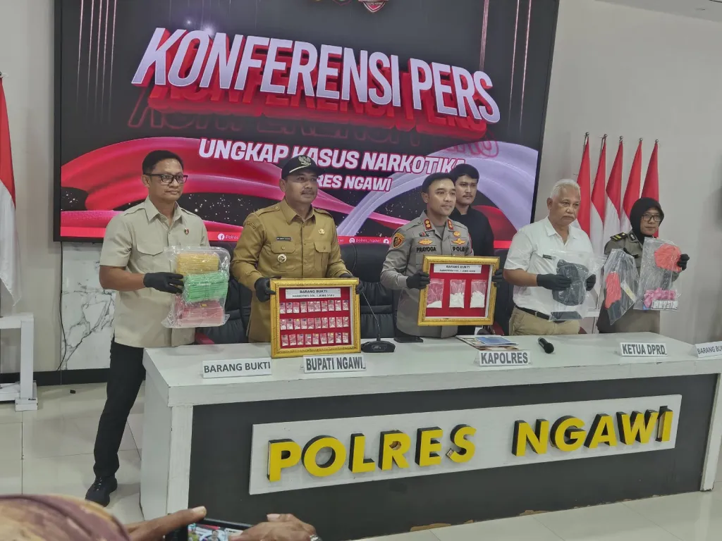 Baca juga : Laporan Warga ke Call Center 110 Berbuah Penangkapan Bandar Sabu 223 Gram di Ngawi
