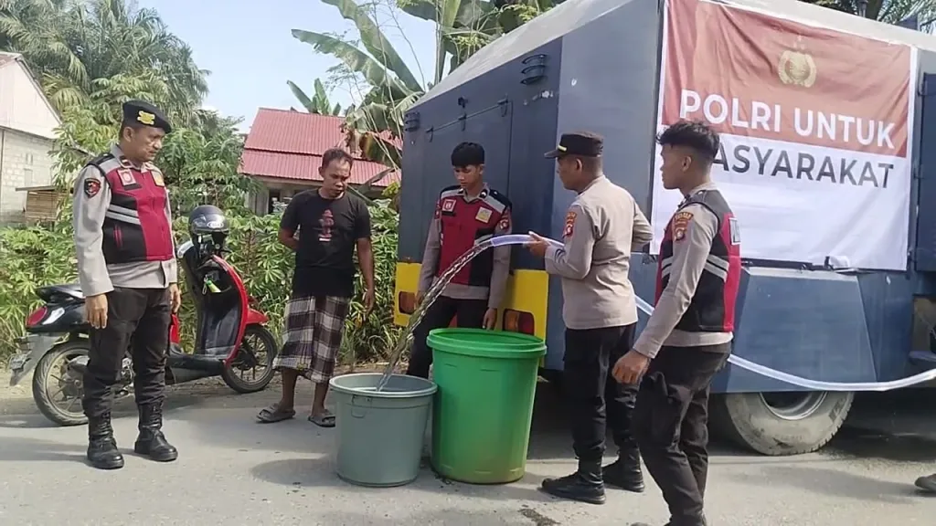 Polres Mamuju Tengah Salurkan Air Bersih, Warga Terdampak Kemarau Ucap Syukur