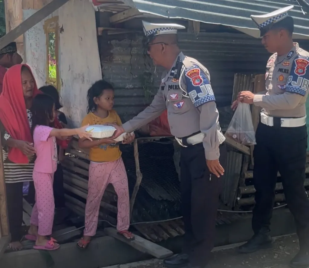 Direktorat Lalu Lintas Polda Sulawesi Barat kembali turun ke jalan menyapa dan berbagi kasih sayang lewat kegiatan Jumat Berkah.