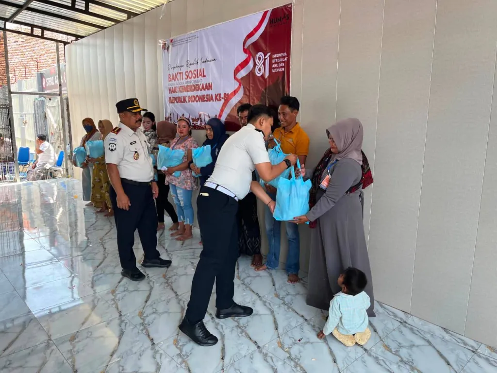 Sambut HUT ke-81 RI, Rutan Sampang Bagikan Bingkisan untuk Keluarga WBP
