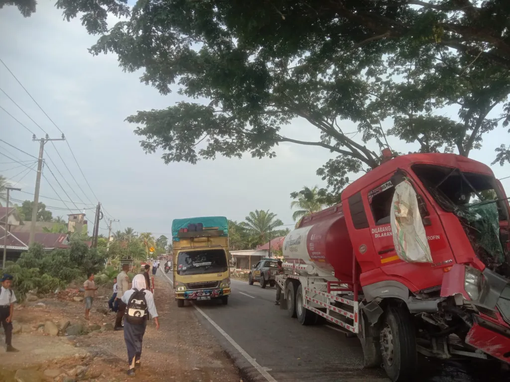 Baca juga : Kecelakaan di Lara Karossa: Tabrakan Truk Tangki dan Truk yang Ganti Ban, Polantas Imbau Pengendara Utamakan Keselamatan
