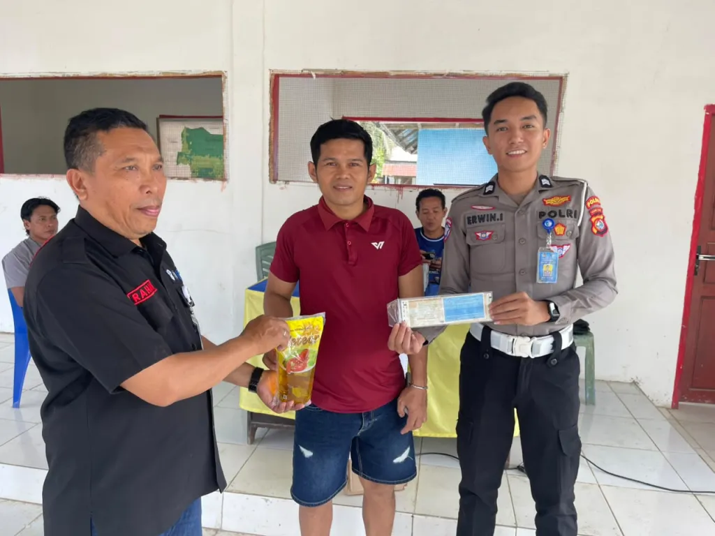 Pelayanan samsat keliling (Samling) di Kantor Desa Kakullasang, Jumat (11/9/26). 