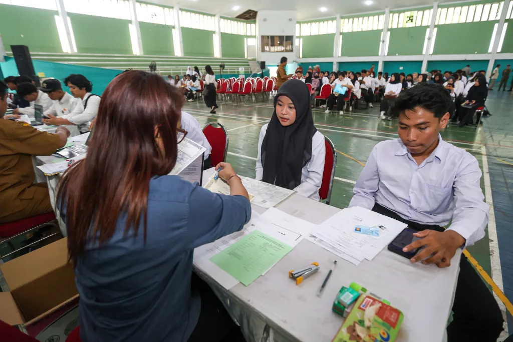 Bantuan pendidikan kepada mahasiswa di Surabaya