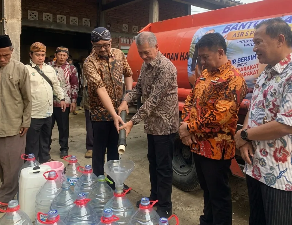 SISKS Pakubuwono XIV Hangabehi bersama Bupati Wonogiri Setyo Sukarno mendistribusikan bantuan 75 ribu liter air bersih kepada warga terdampak kekeringan