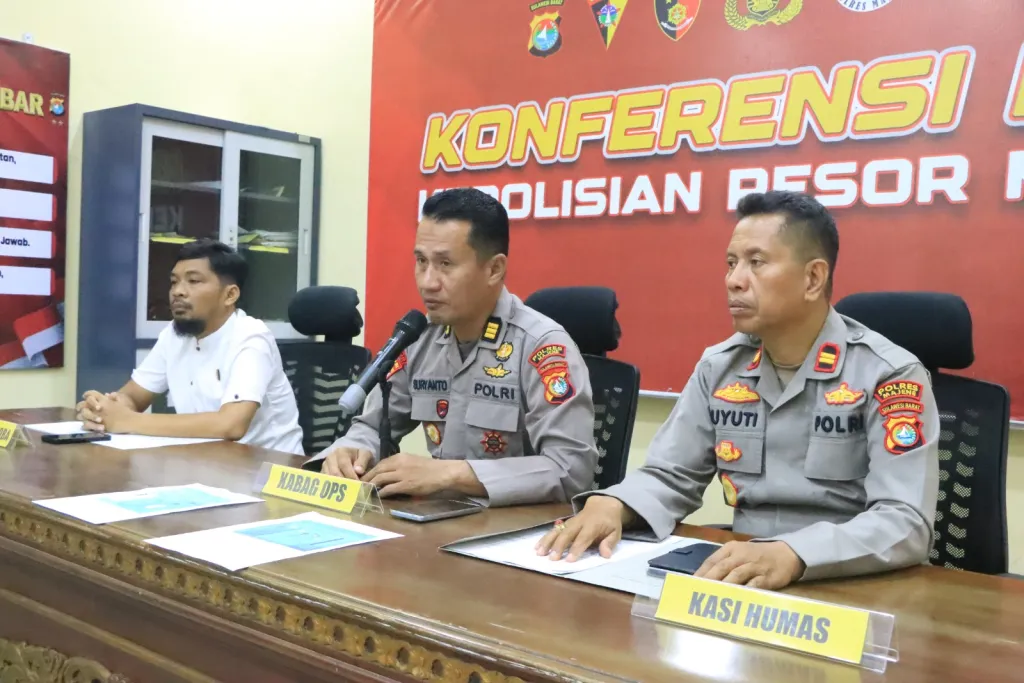 Kabag Ops Polres Majene AKP Suryanto, didampingi Kasat Resnarkoba Iptu Edi Jatmika dan Kasi Humas Iptu Suyuti menggelar konferensi pers Rabu (2/9/2026).