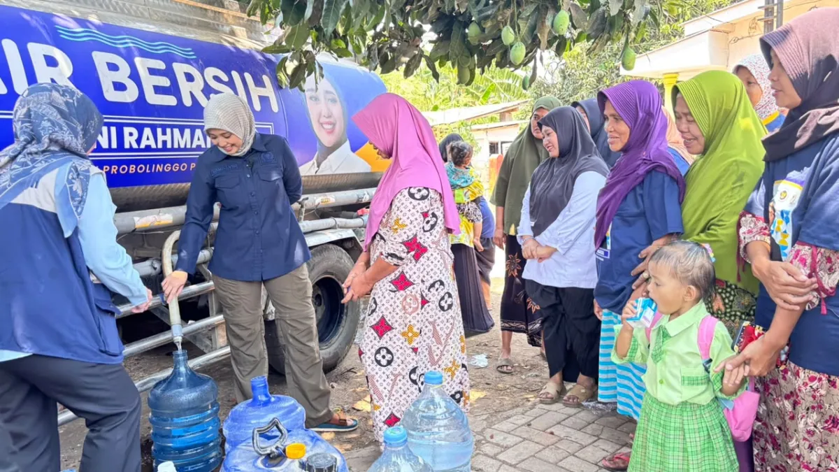Enam Hari Kekurangan Air, Warga Malasanwetan Probolinggo Didroping Air Bersih Dini Rahmania