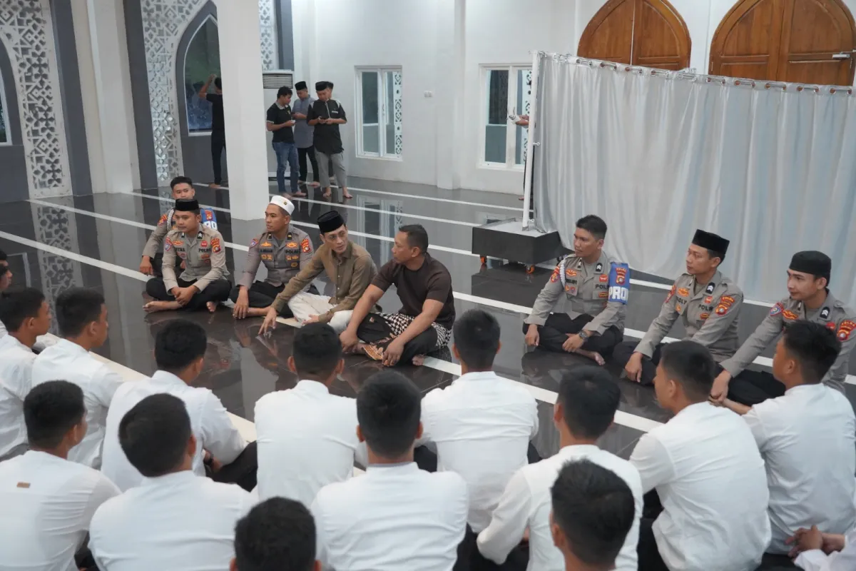 Dari Masjid, Polisi Dengar Suara Umat: Kabidpropam, Kabidkum dan PJU Polda Sulbar Bangun Kedekatan Lewat Subuh Keliling