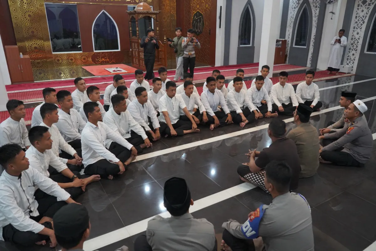 Lewat Subuh Keliling, Kabidpropam dan Kabidkum Polda Sulbar Ingatkan Bintara Remaja Bahaya Judol dan Pinjol