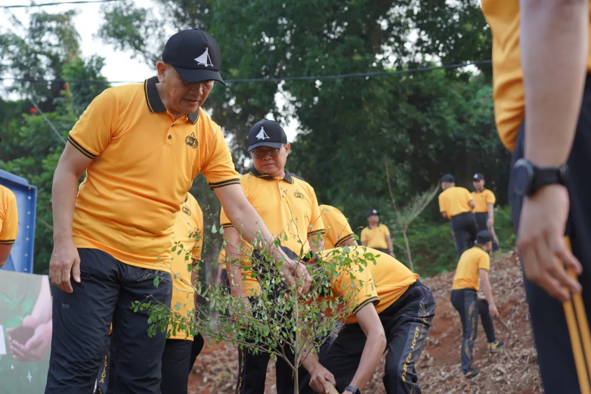 Wujud Cinta terhadap Alam, Polda Sulbar Gelar Green Policing di Perbukitan Desa Bambu untuk Antisipasi Longsor