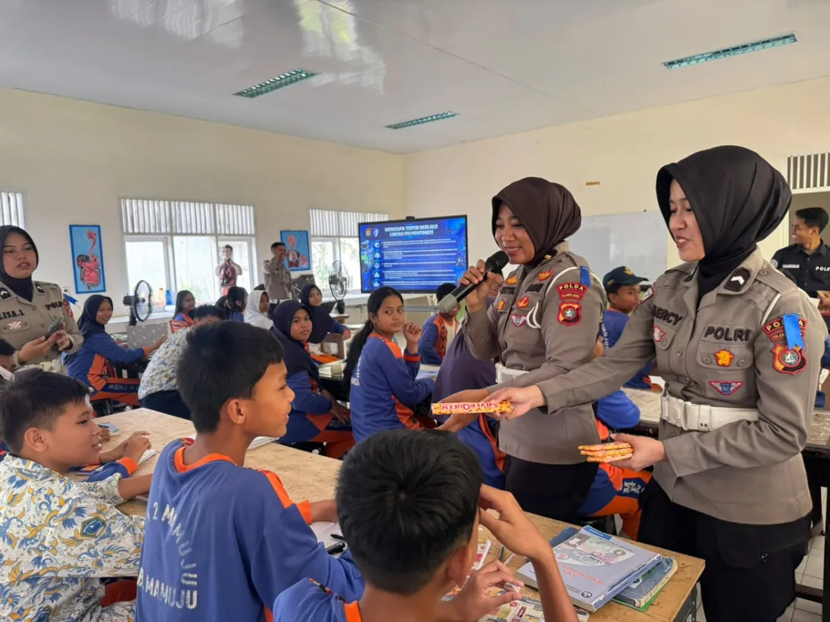 Sosialisasi keselamatan berlalu lintas operasi patuh Marano 2026 di SMP Negeri 2 Mamuju pada Kamis (29/10/26).
