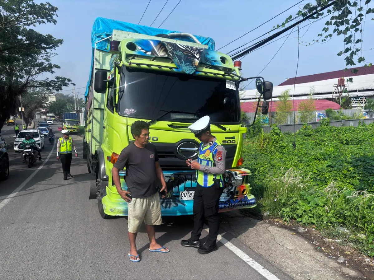 Polda Sulbar Gelar Ramcek Truk di Jalur Poros Mamuju-Topoyo, Sopir Diberi Edukasi Hingga Teguran Lisan Demi Keselamatan