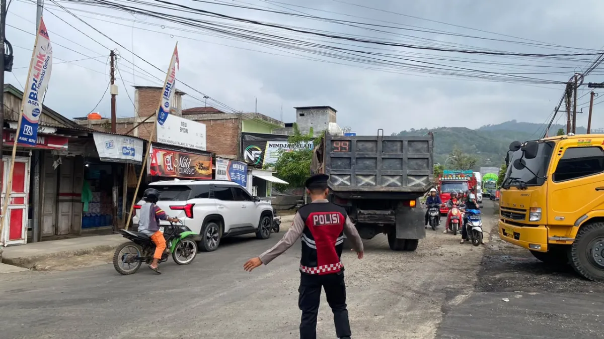 Satgas Preventif Operasi Patuh Marano 2026 melaksanakan pengaturan arus lalu lintas di Jalan Pattimura (depan Masjid Al Muhajirin) Mamuju