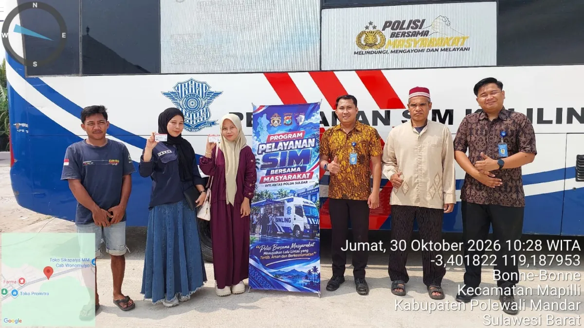 Satuan Layanan SIM Keliling (Simling) Polda Sulbar menerobos pelosok desa untuk melayani pengurusan SIM
