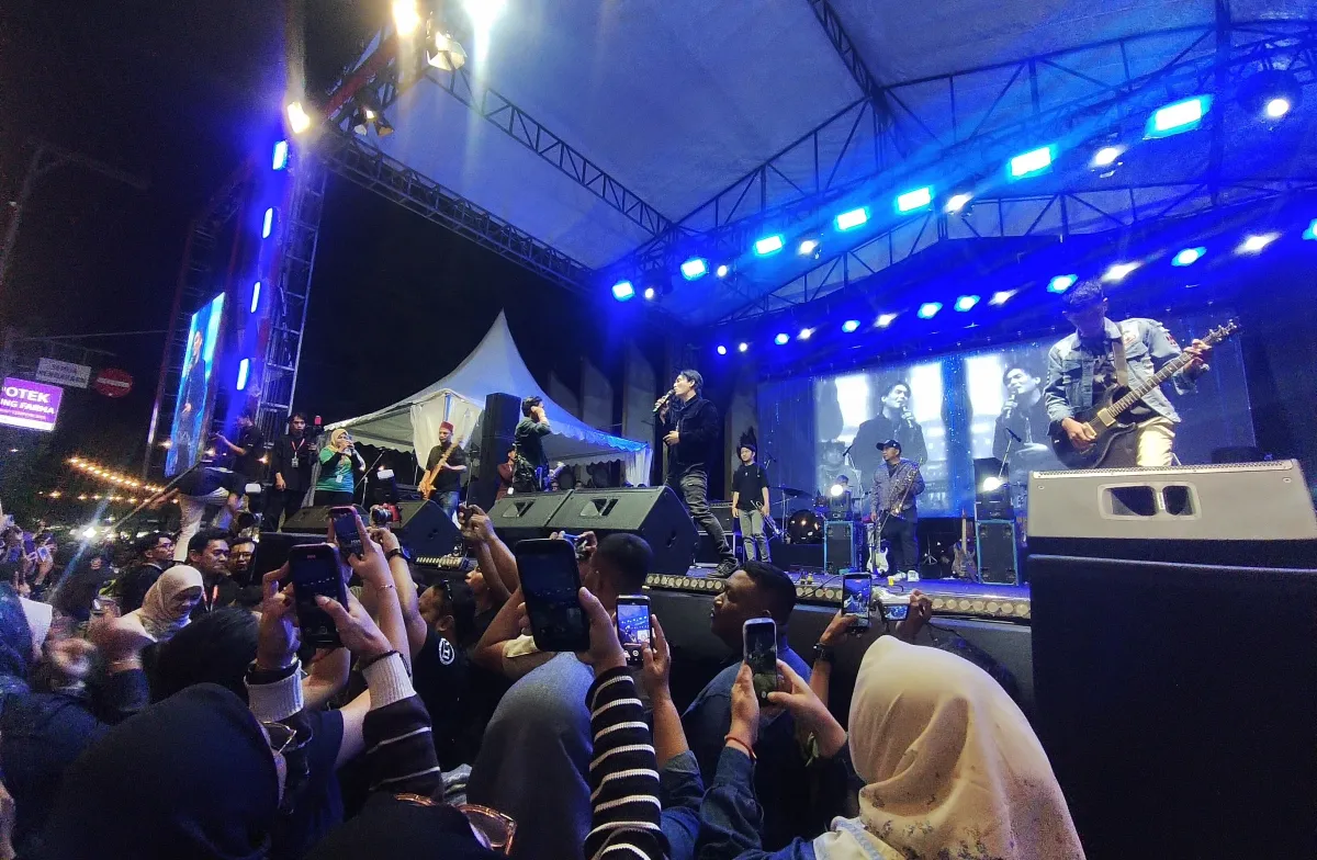 Ribuan Warga Nganjuk Larut dalam 'Asmara' Bareng Charly Van Houten