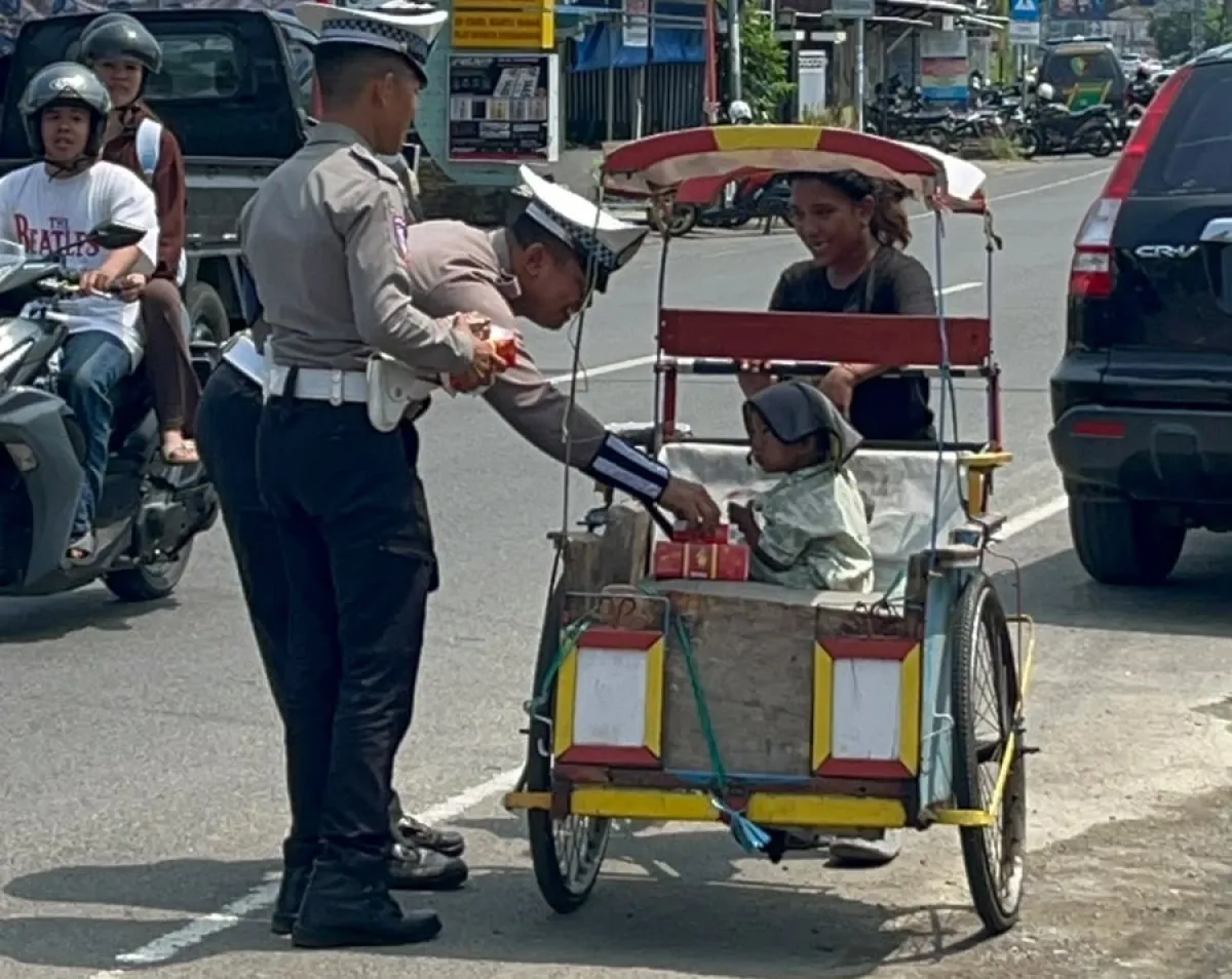 Jumat Penuh Berkah, Polantas Polda Sulbar Tebar Kebaikan, Hadir Membawa Harapan dan Senyum Warga