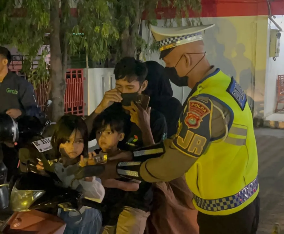 Polantas Polda Sulbar Berbagi Masker di Tengah Kabut Asap: Hadir Melindungi, Pastikan Perjalanan Aman dan Selamat