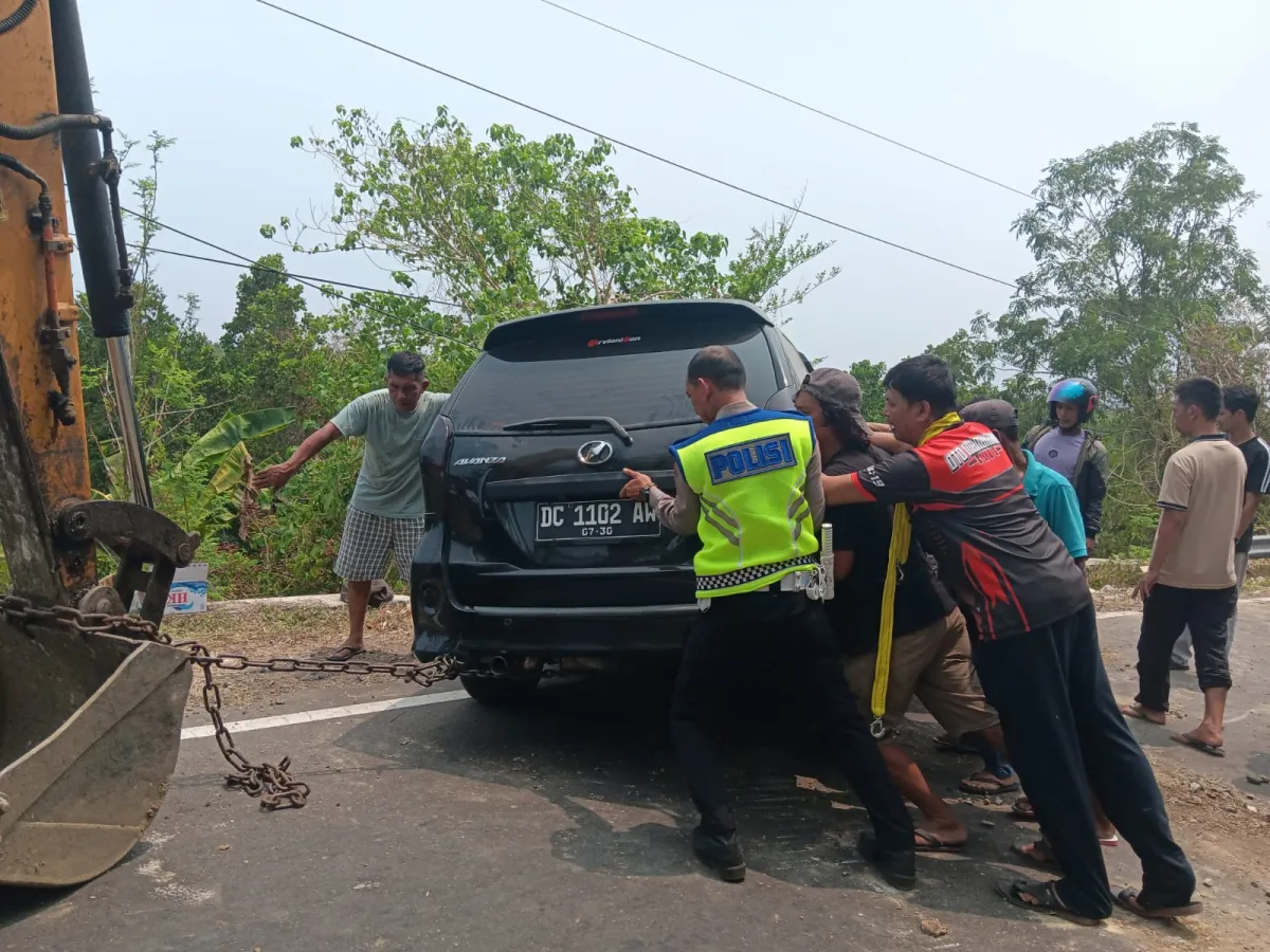 Gerak Cepat Polantas Polda Sulbar Evakuasi Mobil Masuk Lereng Bersama Masyarakat