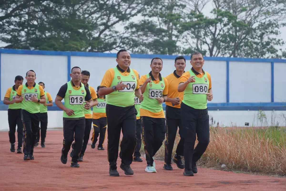 Kapolda Sulbar Bersama PJU Perkuat Fisik Lewat Tes Kesamaptaan di Stadion Manakarra