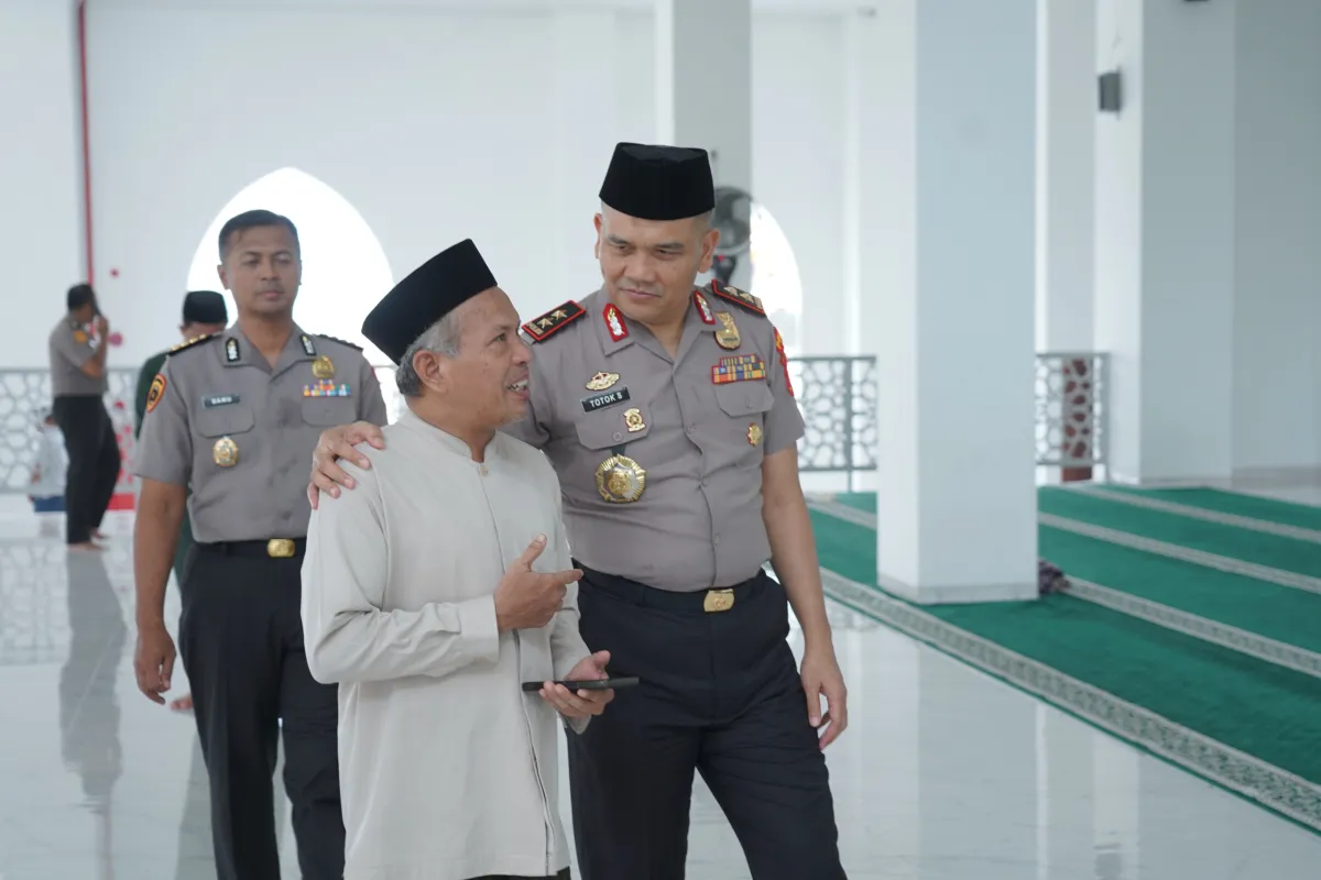 Sholat Dzuhur di Masjid Raya Suada, Kapolda Sulbar Silaturahmi dengan Imam dan Titip Doa untuk Tugas