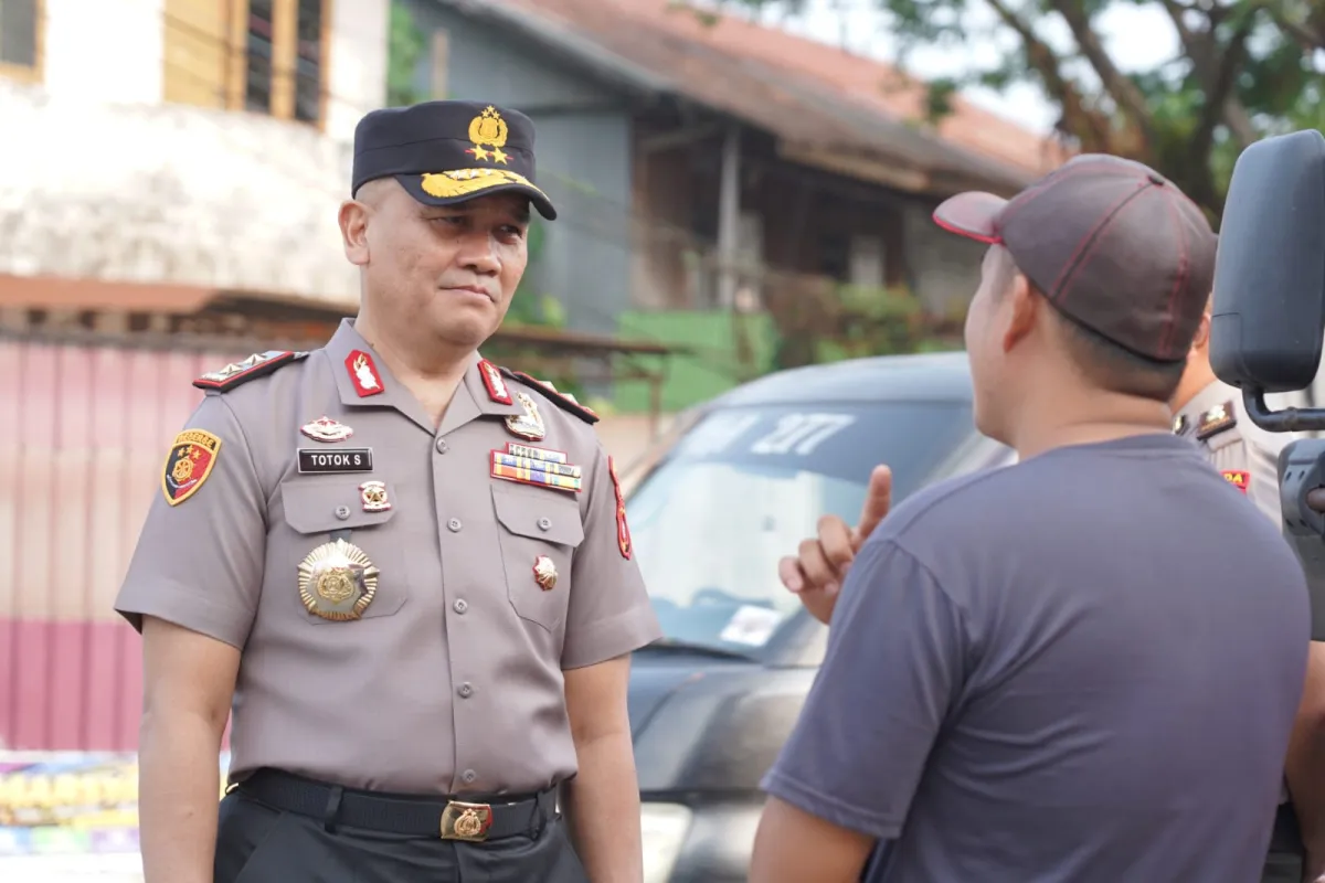 Kapolda Sulbar dan Jajaran Pejabat Utama Turun Langsung Atur Lalu Lintas dan Sapa Masyarakat