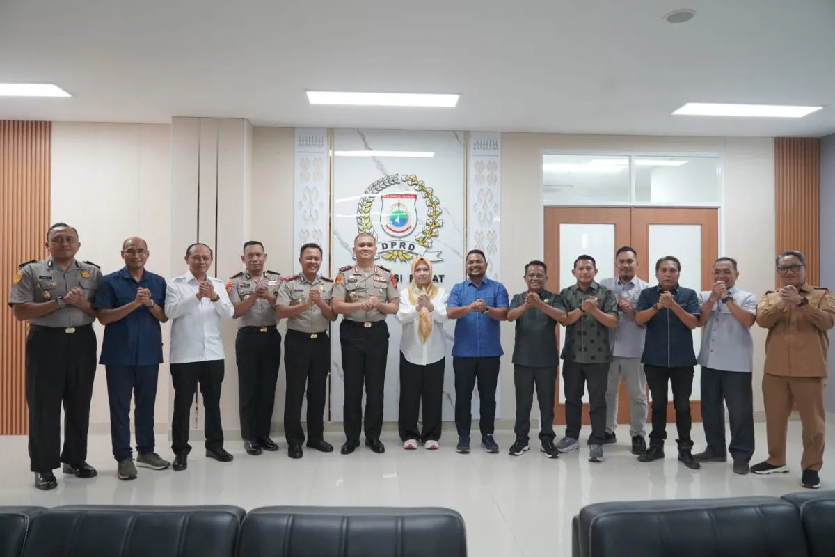 Kunjungan ke Kantor DPRD, Kapolda Sulbar Tegaskan Komitmen Kawal Aspirasi Sebagai Sarana Penyampaian Pendapat