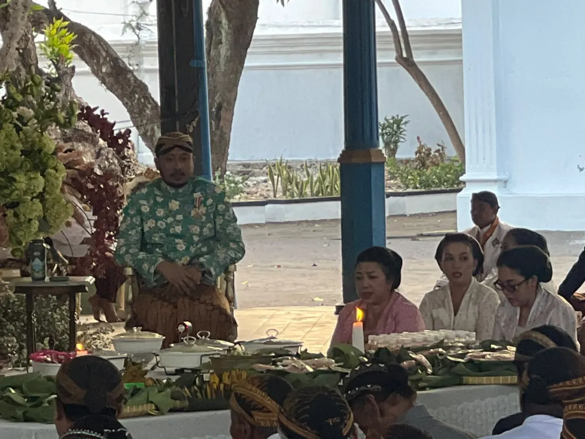 Peringatan Satu Tahun Wafat PB XIII, PB XIV Pimpin Doa Bersama 350 Abdi Dalem di Keraton Surakarta