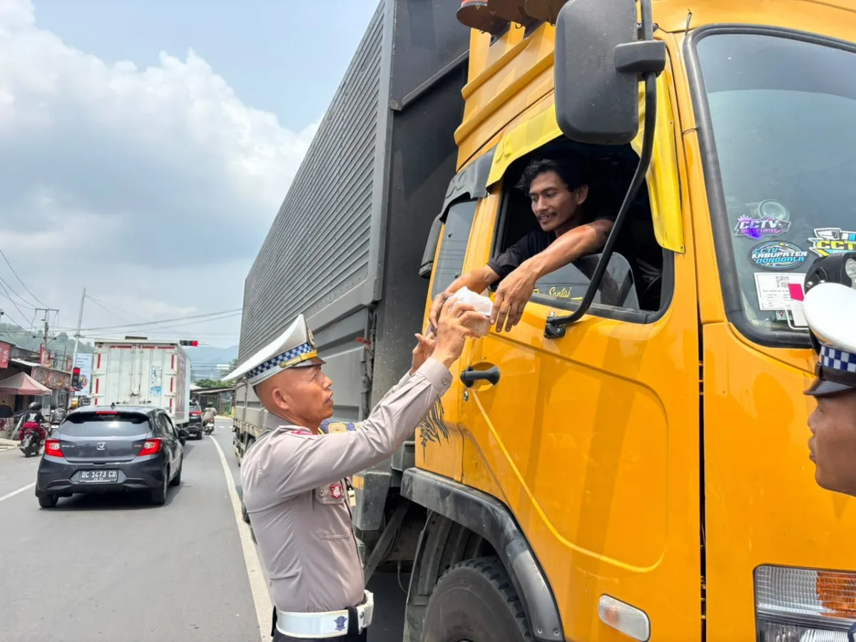 Sempat Kaget Dikira Razia, Sopir Lintas Daerah Penuh Senyuman Dapat Paket Makan Gratis dari Polantas Sulbar