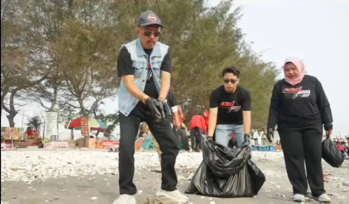 Turun Bersama Anak Muda Bersihkan Pantai Kenjeran, PDIP Surabaya Gelar Merah Muda Fest