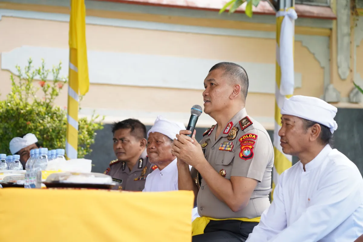Minggu Kasih, Kapolda Sulbar Kunjungi Pura Agung Sthana Dewata Mamuju, Perkuat Kerukunan Umat Beragama