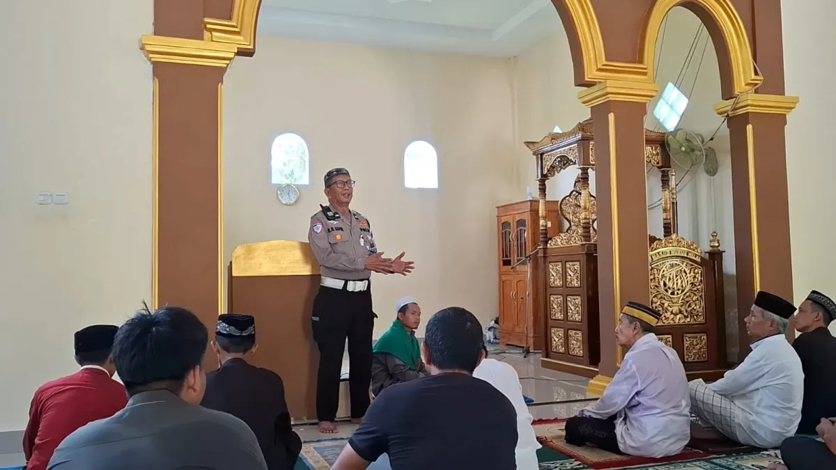 Jumat Keliling, Polantas Polda Sulbar Hadir di Masjid Nurul Hilal Sosialisasi Keselamatan dan Eratkan Silaturahmi