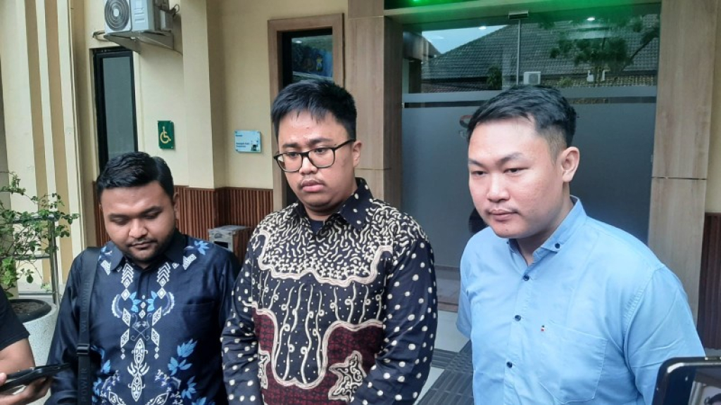Kuasa Hukum Korban, M Lutfi Rizal Farid dan Raja Arva saat mendampingi korban di SPKT Polda Jatim