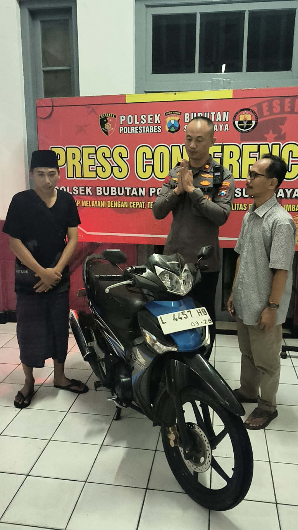 Kapolsek bubutan Kompol Sandi menyerahkan motor ke pemiliknya (korban)