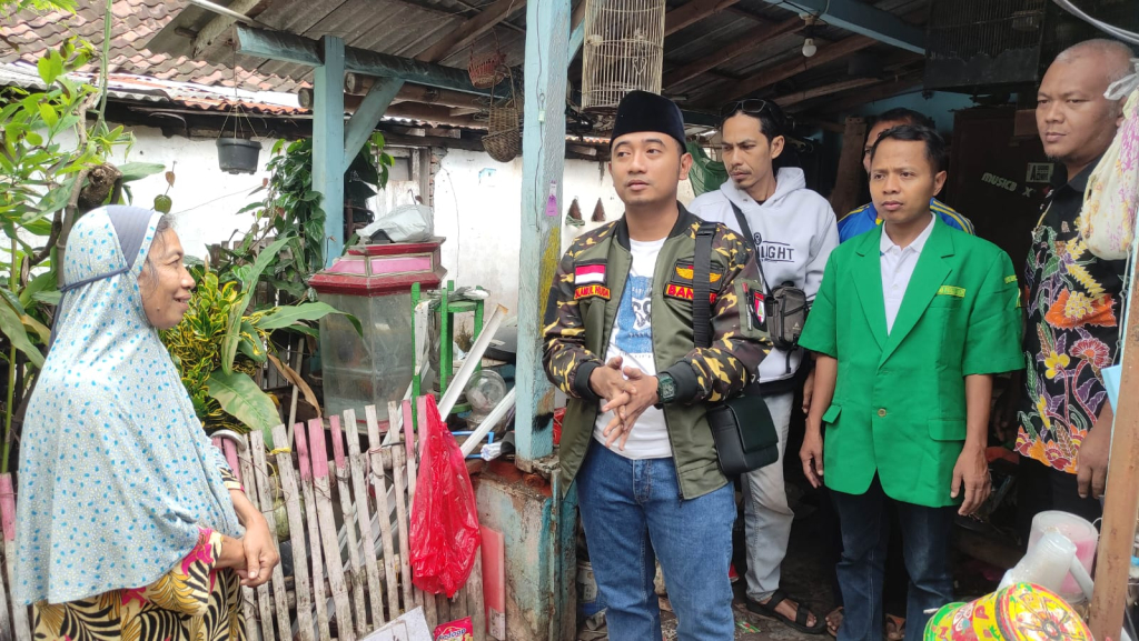 PC GP Ansor Kota Probolinggo saat berada di rumah korban yang rumahnya terbakar di Kota Probolinggo Kamis, 22 Januari 2026