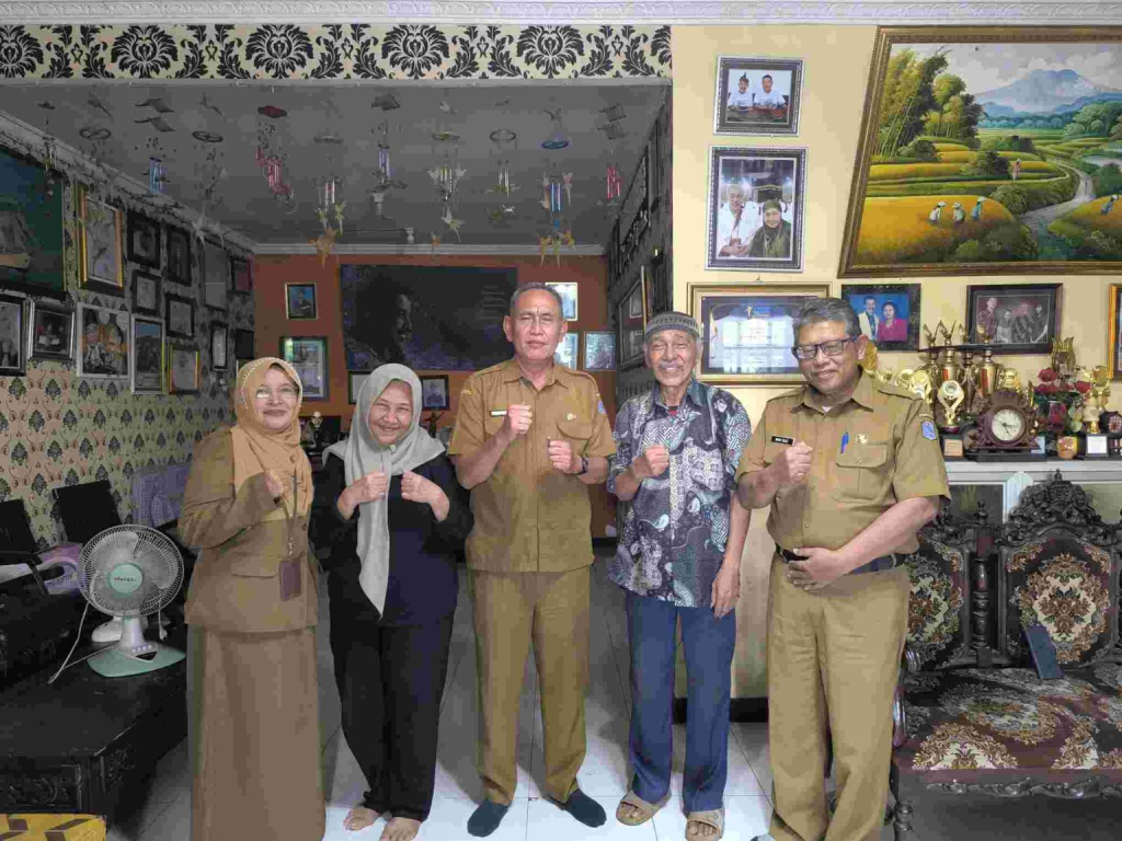 Maestro ludruk legendaris, Cak Kartolo, menerima kunjungan Kepala Dispusip Surabaya, Yusuf Masruh