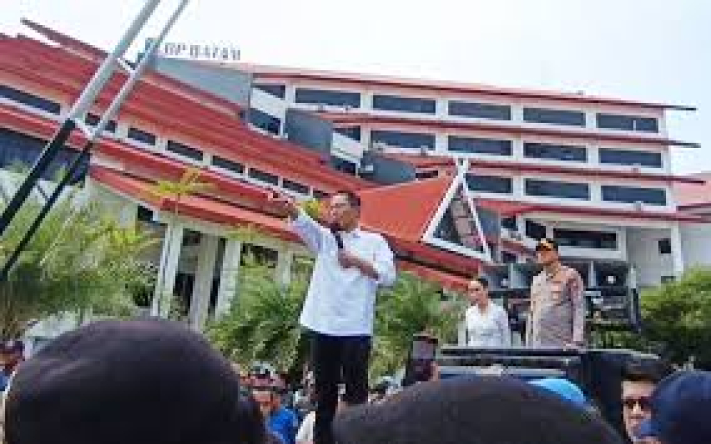 Kepala BP Batam Amsakar Achmad emosi menghadapi aksi demo warga
