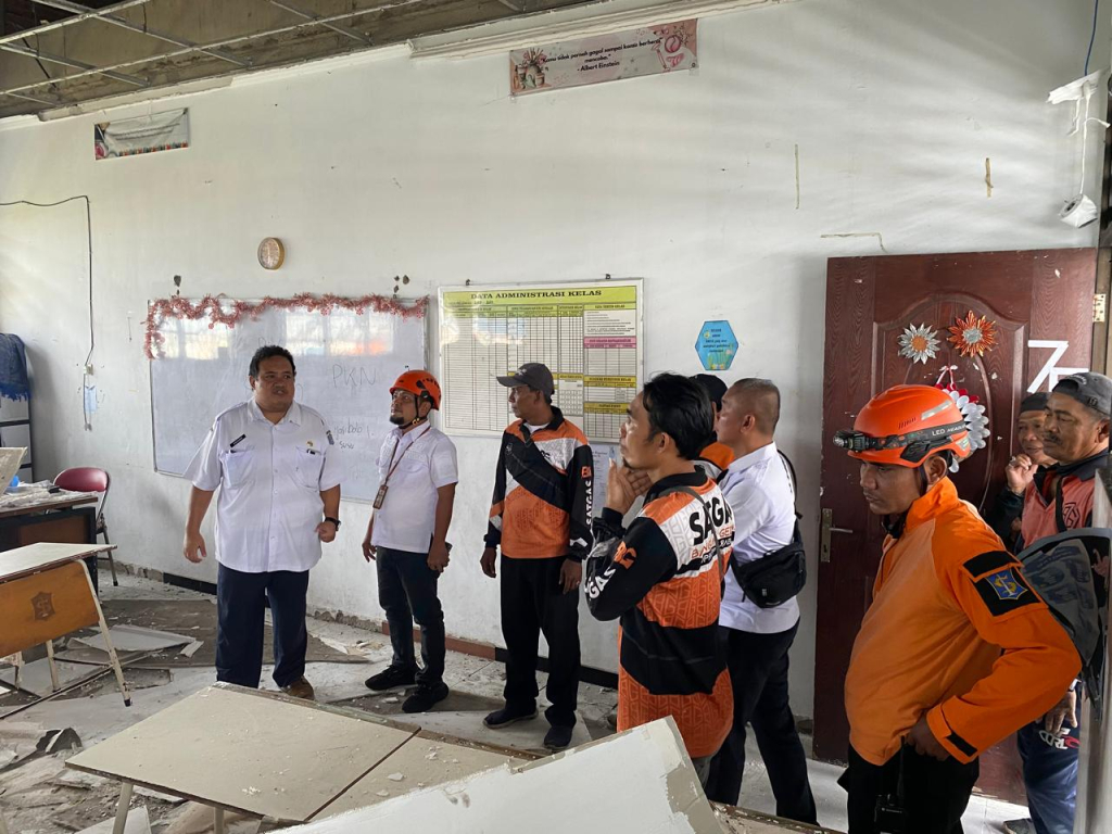 Plafon kelas VIIE SMP Negeri 60 Surabaya yang runtuh